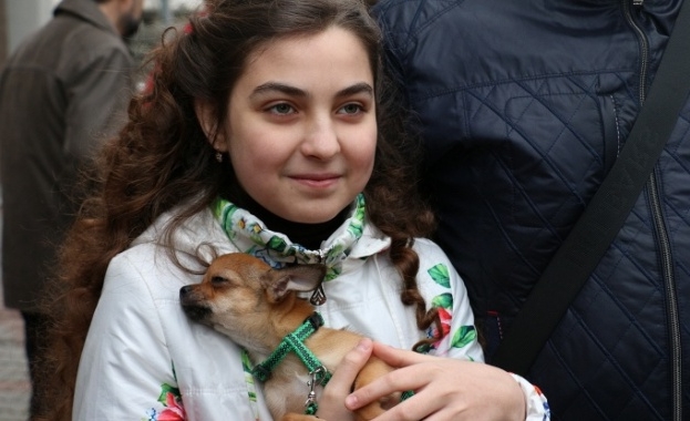 Владимир Путин подари кученце на украйнка