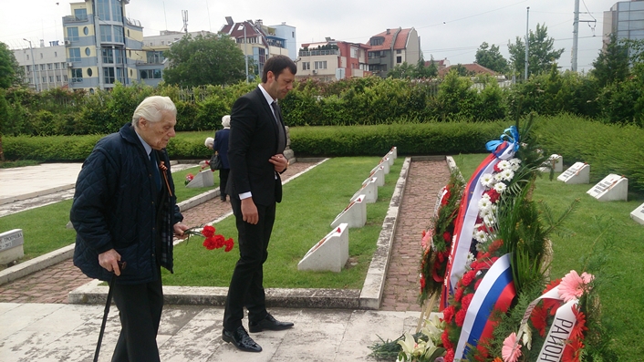 Почетният консул на Молдова в Пловдив г-н Веселин Чипев с венец за 9 май на паметника Альоша