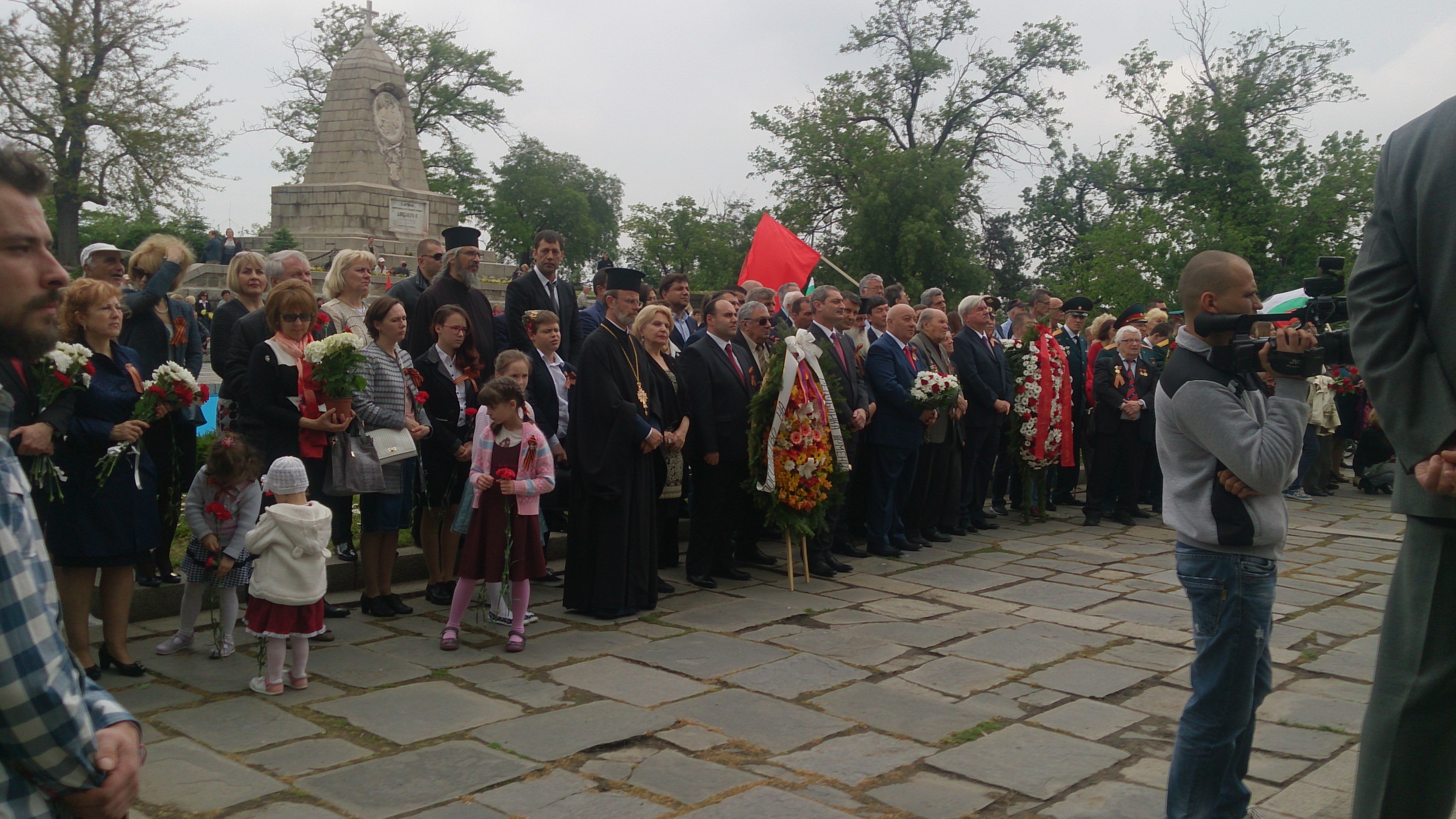 Почетният консул на Молдова в Пловдив г-н Веселин Чипев с венец за 9 май на паметника Альоша