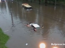 Воден ад в Русия! Порои потопиха под вода коли и автобуси (ВИДЕО)