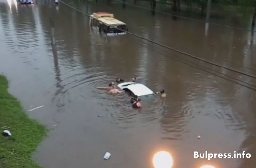 Воден ад в Русия! Порои потопиха под вода коли и автобуси (ВИДЕО)