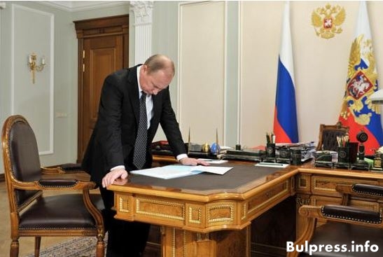"Файненшъл таймс": Путин води ефективна „тиха отбрана“ в икономиката