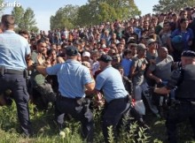 Вълна от бежанци тръгва от Гърция към Европа