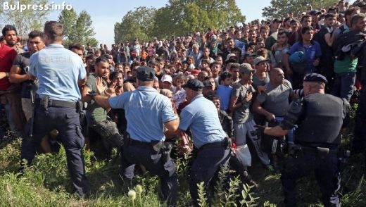 Вълна от бежанци тръгва от Гърция към Европа