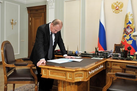 Путин: може да се помисли заплатите да се плащат с приоритет пред данъците
