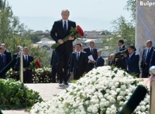 Путин положи червени рози на гроба на Каримов