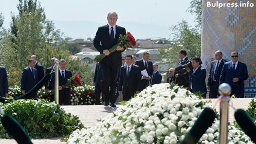 Путин положи червени рози на гроба на Каримов