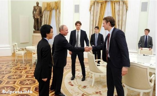 Колежани от "Итън" в Кремъл: Путин показа човешкото си лице