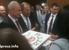 Сергей Лавров почерпи журналистите в Женева с пица и водка