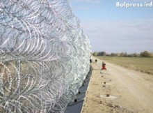 Сърбия спешно вдига огради по границите си с България, Македония и Хърватия заради очакваното "цунами от бежанци"