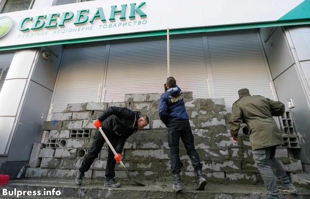 Украинските националисти блокират руски банкомати с монтажна пяна