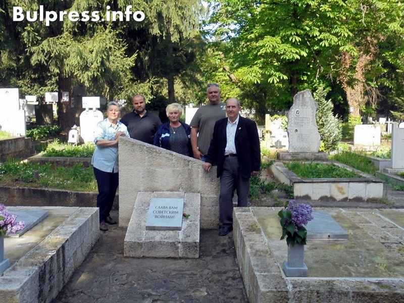 В Плевен почистиха паметника на четиримата руски летци Стефан пройнов