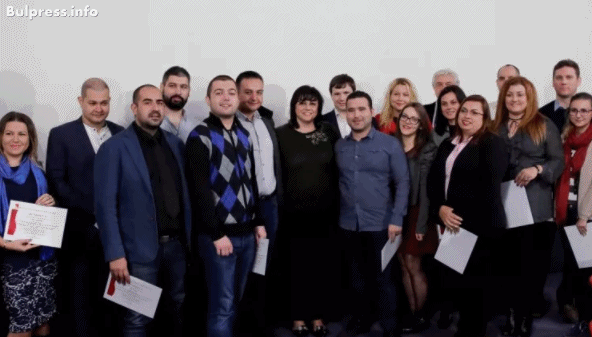 Корнелия Нинова връчи сертификати на 23 младежи, завършили политическата академия на БСП