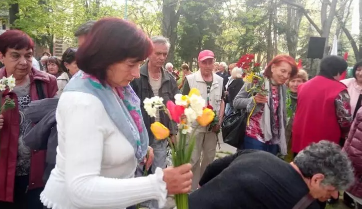 Социалисти и симпатизанти на БСП в Пловдив отбелязаха 11 април с митинг-поклонение