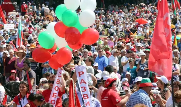 Десетки хиляди се стичат към Бузлуджа за традиционния събор на левицата