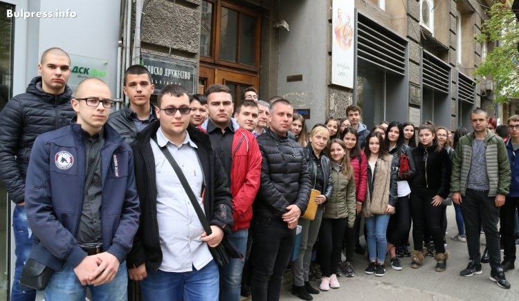 Елена Йончева към младежи от Айтос:  Вие можете да промените България