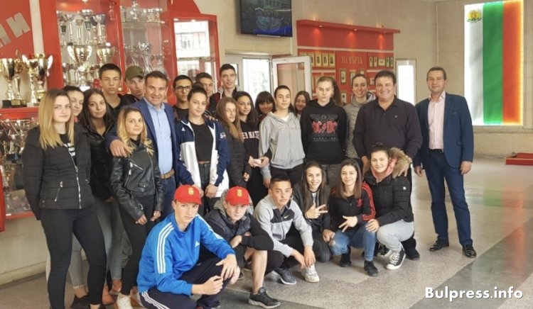 Иван Кръстев и Крум Дончев се срещнаха с ученици в Кърджали