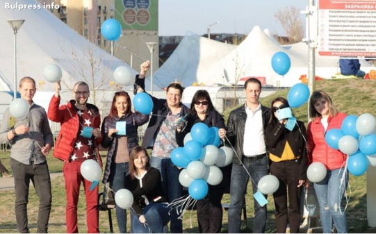 Млади социалисти пуснаха във въздуха балони с 40 лъжи на ГЕРБ по повод 1-и април