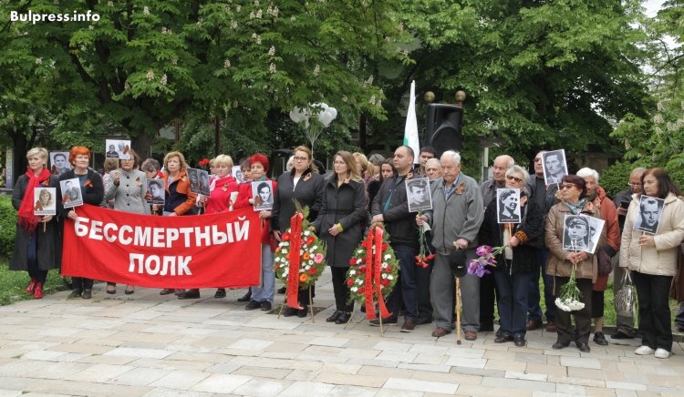Деница Златева и Цветелина Пенкова почетоха паметта на героите по случай 9 май