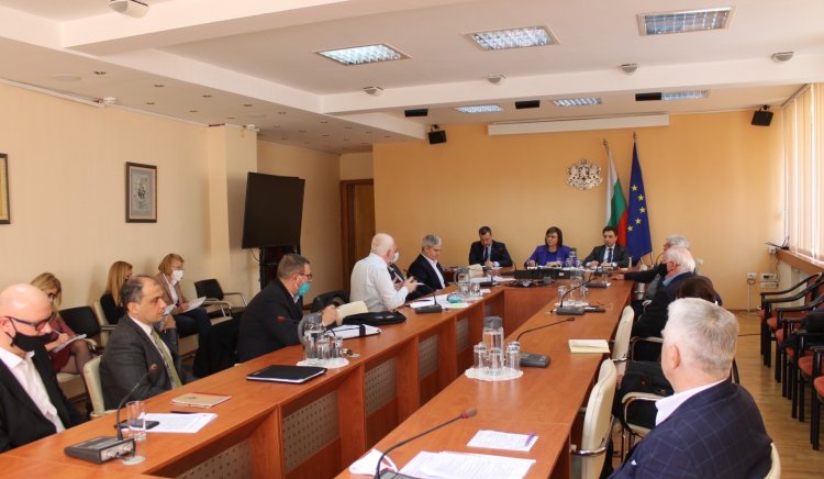 Министър Нинова и КНСБ се разбраха да работят заедно в 10 отраслови съвета